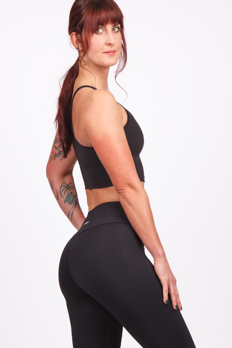 Frau trägt MOTION leggings