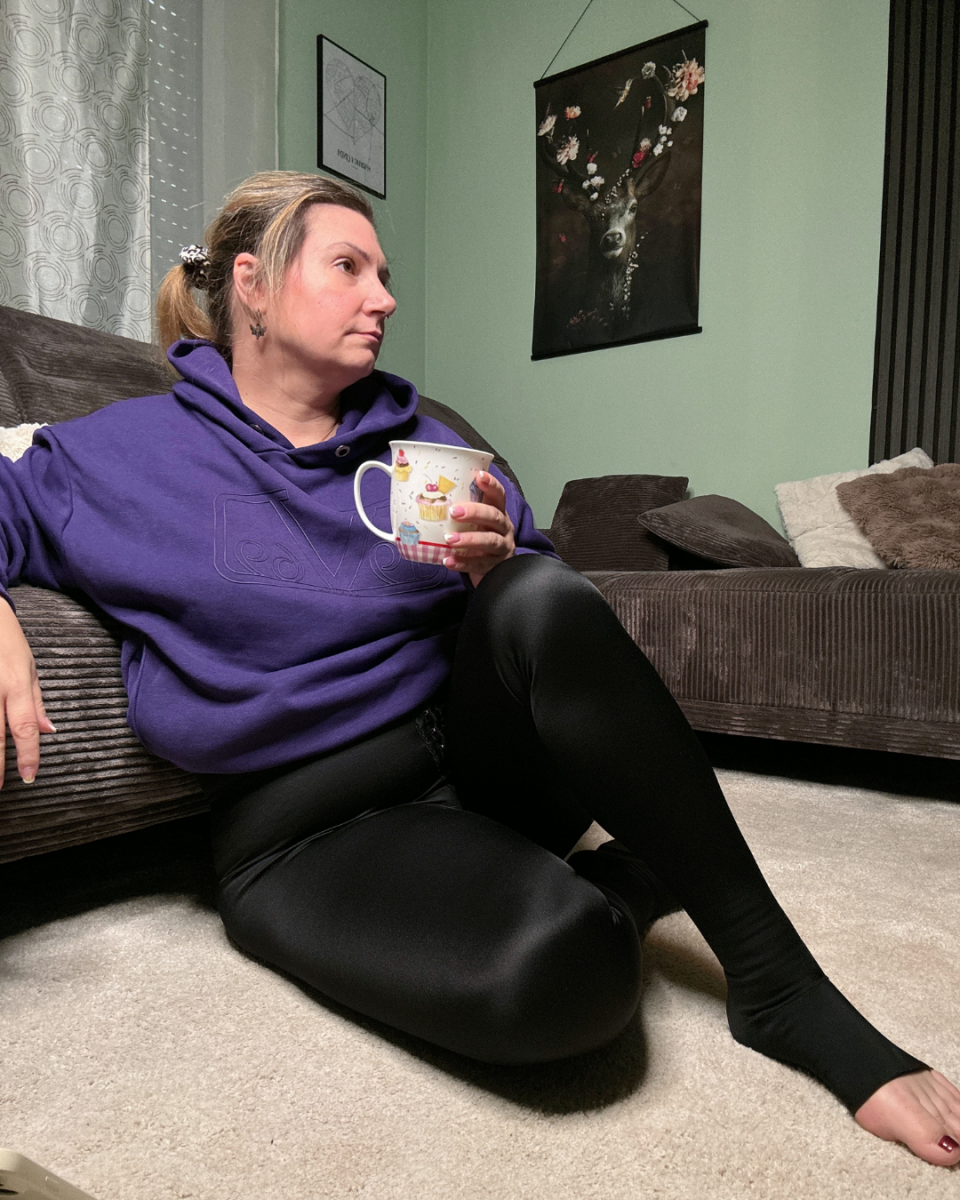 Lipödem Heldin Linda sitzt mit postoperativem Kompressionsmieder auf dem Boden