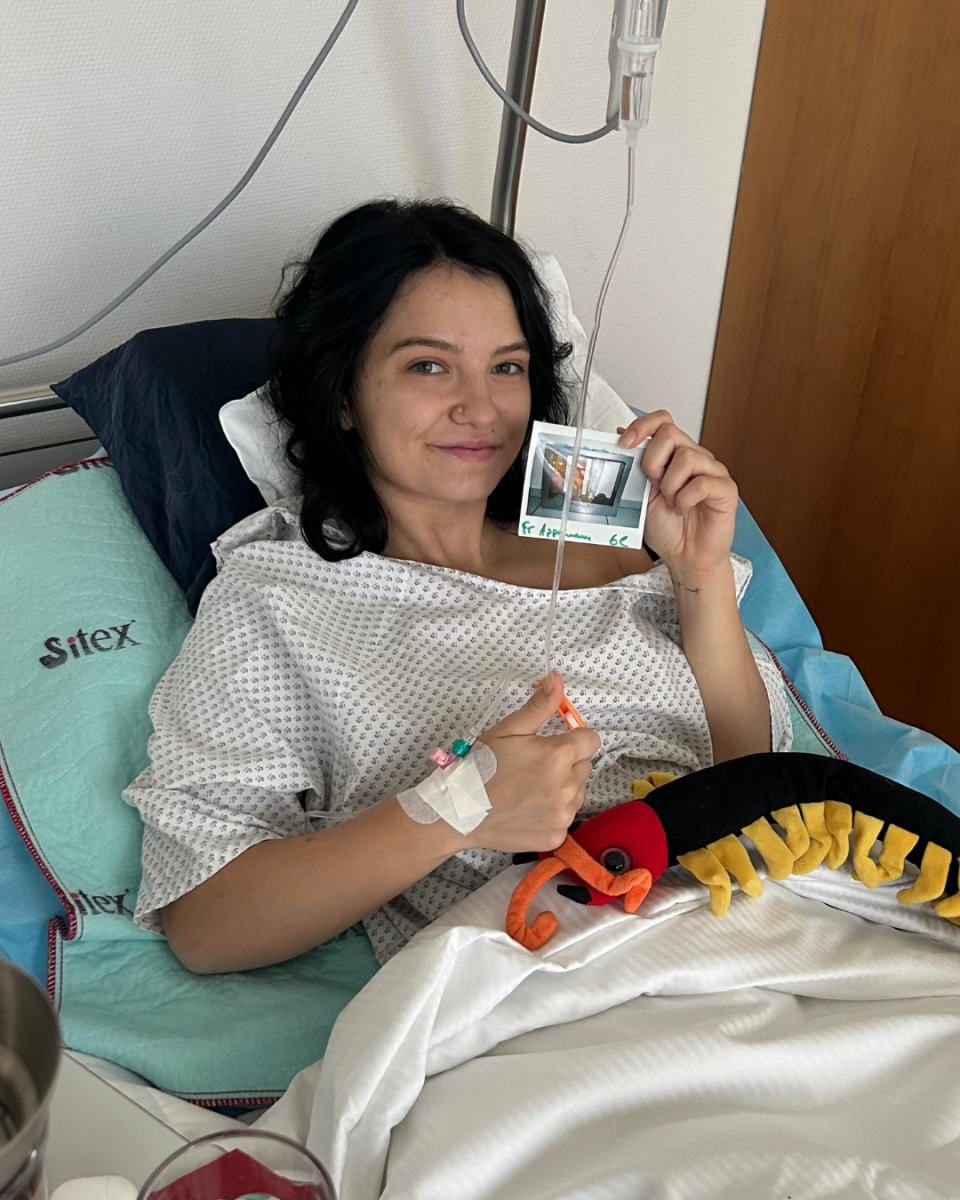 Lipödem Heldin Jule nach ihrer Liposuktion. Im Krankenhausbett