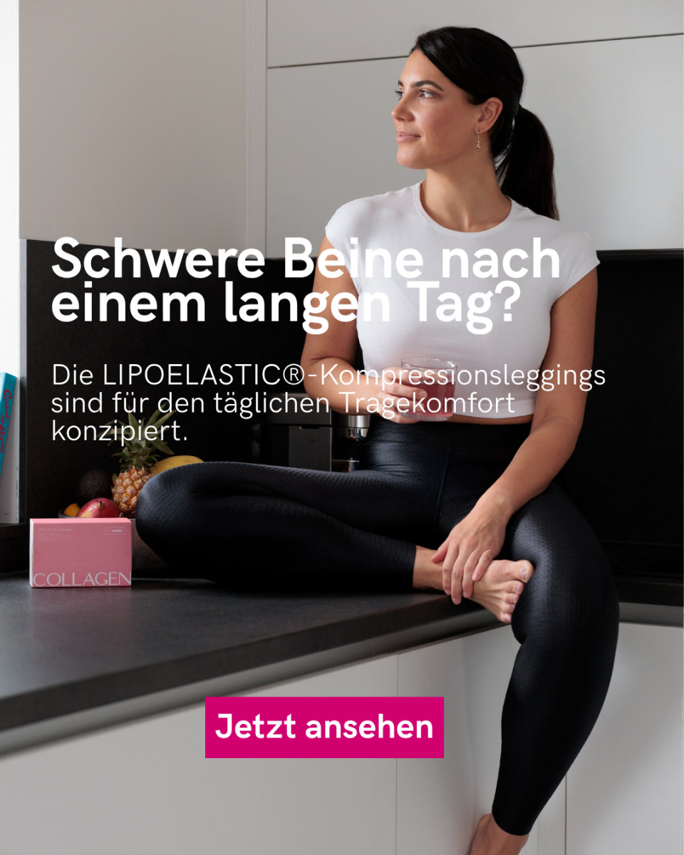 Frau sitzt auf der Küchenzeile und trinkt einen Collagen-Drink, während sie die FLOW leggings trägt.