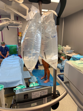 Im OP-Saal, letzte Vorbereitungen, Sylvie wird mit Betadine eingeschmiert