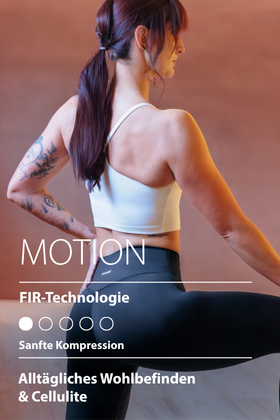 Modell trägt schwarze MOTION Kompressionsleggings mit leichter Kompression und FIR-Technologie – Rückansicht